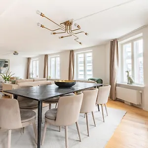 Sanders Regent - Chic Three-bedroom Near Square Apartment